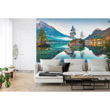 Eine Fototapete mit dem Hintersee und einer Berglandschaft im Wohnzimmer.