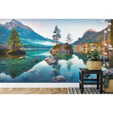 Eine Fototapete mit dem magischen Hintersee, umgeben von Bergen, in einem Büro.