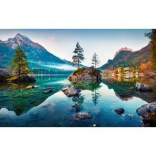 Die Fototapete zeigt die Magie des Hintersees, mit umliegenden Bergen und üppiger Natur.