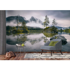 Ein Fototapet vom Hintersee Ramsau See in einem Wohnzimmer.