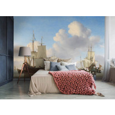 Ein Schlafzimmer mit einer Fototapete mit holländischen Kriegsschiffen auf einem ruhigen Meer, mit gehissten Segeln und einem Kutter unter Trompetenschall, inspiriert von Willem van de Velde II’s Meisterwerk.