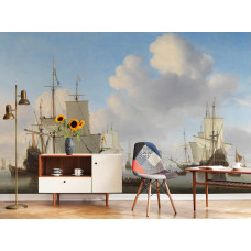 Ein stilvolles Wohnzimmer mit einer Fototapete mit holländischen Kriegsschiffen auf einem ruhigen Meer, mit gehissten Segeln und einem Kutter unter Trompetenschall, inspiriert von Willem van de Velde II’s Meisterwerk.