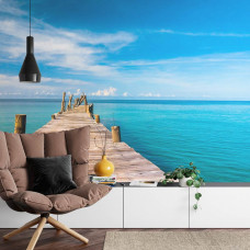 Ein Fototapete mit einem stimmungsvollen Holzsteg in einer 3D-Darstellung einer Seenlandschaft, ideal für ein Wohnzimmer.