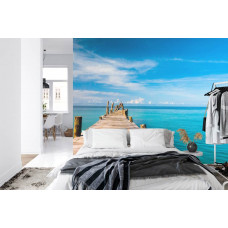 Ein Fototapete mit einem ruhigen Steg in einer Wasserlandschaft, geeignet für ein Schlafzimmer.