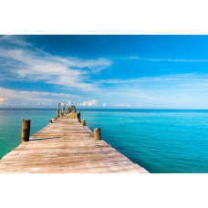 Fototapete eines Holzstegs, der in das Meer hinausragt, mit einer 3D-Landschaft eines Sees und Bergen im Hintergrund.