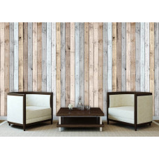 Eine Fototapete mit bunten Holzregalen an einer Wand im Wohnzimmer.