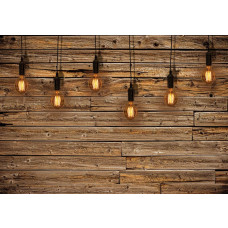 Fototapete mit Holzregalen und Lampen, industriell und warm.