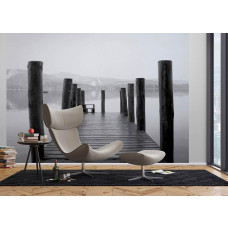 Ein Fototapet von einem Holzsteg Pier in einem Wohnzimmer mit Vliesbehang.