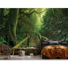 Eine Fototapete mit einer Holzbrücke durch einen Dschungel in einem Regenwald, perfekt für ein Schlafzimmer.