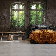 Eine Fototapete mit Pflanzen, die ein verlassenes Gebäude übernehmen, speziell für ein Wohnzimmer.