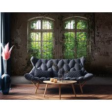 Eine Fototapete mit einem Industriegebäude voller Grün, ideal für ein Wohnzimmer.