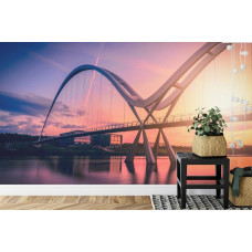 Eine Fototapete mit der Unendlichen Brücke in England bei Sonnenuntergang, angezeigt in einem Schlafzimmer.