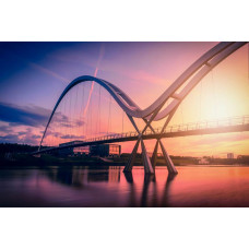 Unendliche Brücke bei Sonnenuntergang in England, wunderschön eingefangen auf dieser Fototapete.