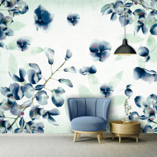 Eine malerische Fototapete mit Tintenblumen in Lila und Blau, zu sehen im Wohnzimmer.