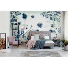 Eine malerische Fototapete mit Tintenblumen in Lila und Blau, zu sehen im Schlafzimmer.