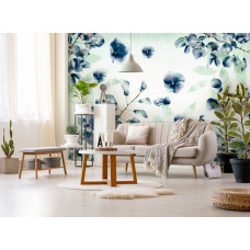 Eine malerische Fototapete mit Tintenblumen in Lila und Blau, zu sehen im Wohnzimmer.