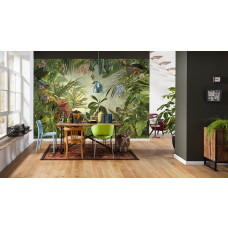 Eine Fototapete mit Dschungel Blumen und Pflanzen, gerendert in einem abstrakten Kunststil für ein abenteuerliches Gefühl. Dieses Design bringt ein tropisches Gefühl ins Wohnzimmer.