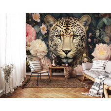 Eine Fototapete mit einem Jaguar und Blumen, ein künstlerisches Leopardenmotiv im Wohnraum.