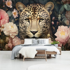 Eine Fototapete mit einem Jaguar und Blumen, ein künstlerisches Leopardenmotiv im Schlafzimmer.