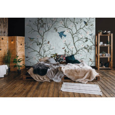 Eine Fototapete mit japanischen Vögeln in einem Blütenwald mit Kirsch- und Apfelblüten im Schlafzimmer.