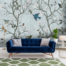 Eine Fototapete mit japanischen Vögeln in einem Blütenwald mit Kirsch- und Apfelblüten im Wohnraum.