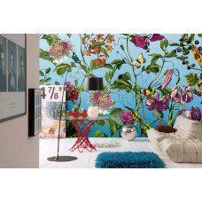 Eine Fototapete mit einem französischen Garten voller Blumen, gerendert in einem abstrakten Kunststil. Dieses Design verleiht dem Wohnzimmer eine elegante und farbenfrohe Note.