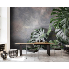 Eine Fototapete mit tropischen Blättern auf einer Betonwand, speziell für ein Wohnzimmer.