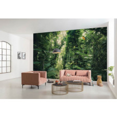 Eine Fototapete von Dschungel mit grünen Blättern in einer natürlichen Umgebung im Wohnzimmer.