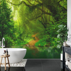 Eine Fototapete mit einem magischen Dschungel voller tropischer Pflanzen und einem klaren See, abgebildet in einem Badezimmer.