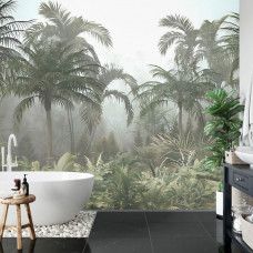 Eine Fototapete mit tropischer Vegetation und Palmen, angezeigt in einem Badezimmer.