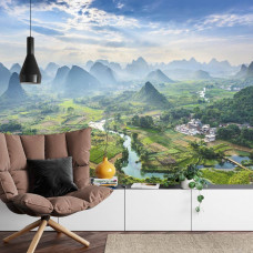 Eine Fototapete mit einer atemberaubenden chinesischen Berglandschaft in einem Wohnzimmer.