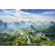 Fototapete der Karstberge im Dorf Yangshuo, China, mit Bergen, die sich über eine malerische Landschaft erheben.