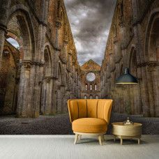 Eine Fototapete mit einer mystischen Burg im gotischen Stil, perfekt für Wohnzimmer und Wohnbereich.