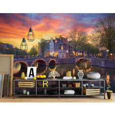 Ein Büro mit einer Fototapete von alten Herrenhäusern an der Ecke der Keizersgracht und Leidsegracht in Amsterdam, mit beleuchteten Brücken, die den Abend erhellen.