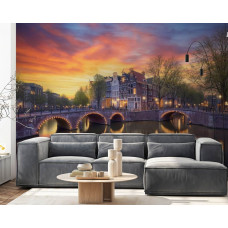 Fototapete von alten Herrenhäusern an der Ecke der Keizersgracht und Leidsegracht in Amsterdam, mit beleuchteten Brücken, die den Abend erhellen, dargestellt im Wohnzimmer.