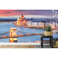 Eine Fototapete, die die Kettenbrücke im Abendlicht zeigt, angezeigt in einem Wohnzimmer.