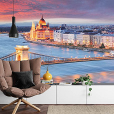 Eine Fototapete, die die Budapester Kettenbrücke mit dem Parlamentsgebäude im Hintergrund zeigt, angezeigt in einem Wohnzimmer.