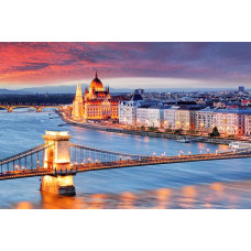 Kettenbrücke in Budapest, die das Parlamentsgebäude und den Fluss verbindet, angezeigt in einer Fototapete.