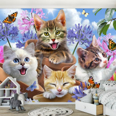 Eine Fototapete mit glücklichen Katzen und Schmetterlingen, geeignet für ein Kinderzimmer.