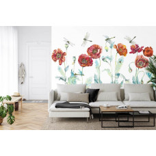 eine Fototapete mit einem farbenfrohen Kunstdesign von Mohnblumen und einer Libelle in einem Wohnzimmer.