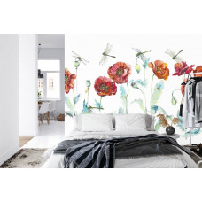 Eine Fototapete mit einem künstlerischen Gemälde von Mohnblumen und einer Libelle in einem Schlafzimmer.