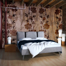 Eine Fototapete mit klassischen braunen Blumen für das Schlafzimmer.