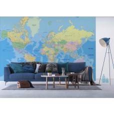 Eine Fototapete mit einer klassischen Weltkarte, ideal, um einen Globetrotter-Stil in einem Wohnzimmer zu schaffen.