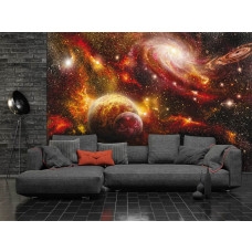 Eine Fototapete mit einem dynamischen Universum voller Sterne und Planeten, ideal für ein Wohnzimmer.