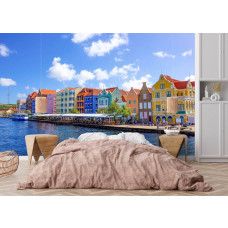 Fototapete mit den bunten Häusern von Willemstad in einem gemütlichen Schlafzimmer.