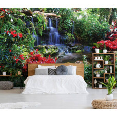 Fototapete eines bunten Dschungels mit Wasserfall und Grünpflanzen im Schlafzimmer.