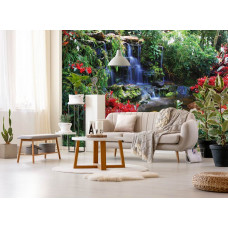 Fototapete eines bunten Dschungels mit Wasserfall und Grünpflanzen im Wohnzimmer.