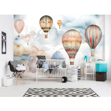Eine Fototapete mit bunten Heißluftballons für Kinder in einem Babyzimmer.