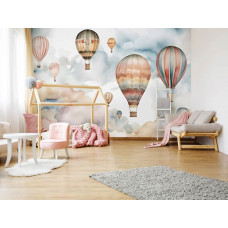 Eine Fototapete mit bunten Heißluftballons für Kinder in einem Mädchenzimmer.