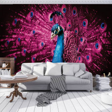 Eine Fototapete von künstlerischen Pfauenfedern in lila und rosa Farben im Vliesbehangstil für ein Wohnzimmer.